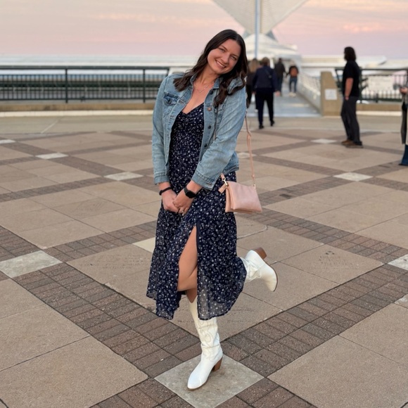 Meet your Posher, Courtney - Picture 1 of 7